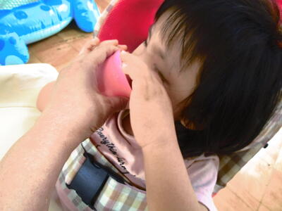 コップで飲む練習をしています。