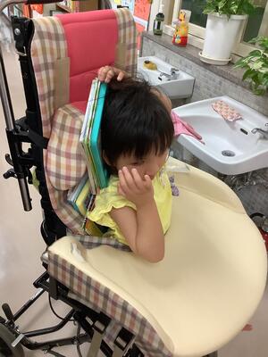 図書室で本を借りました。好きな本がいっぱいあります。