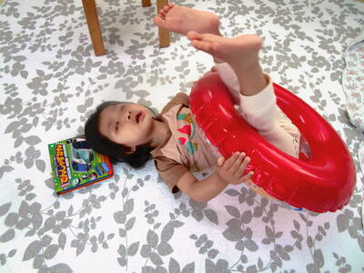 浮き輪で、泳ぐ練習中！！