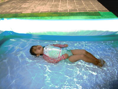 泳いでいるよ！足と手を使って移動できるよ！