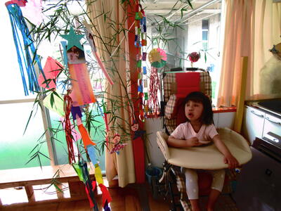 紙をビリビリして飾りを作ったよ！