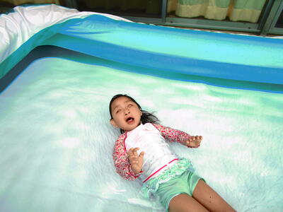 プールの中を自由に動きまわっているよ！