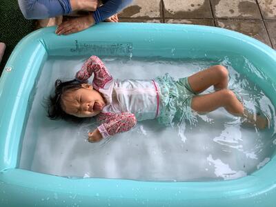 顔を傾けて、舌で水の確認をします。