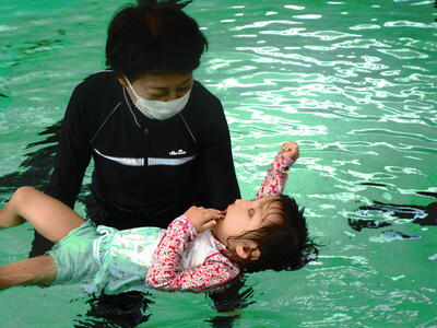 深いプールに挑戦しました。ぷかぷか浮きができました！