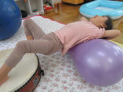 太鼓を登って、バランスボールに移動中！