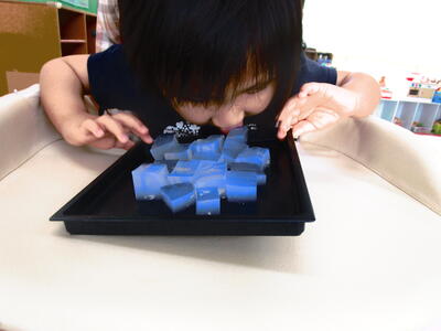 慎重に、舌で確認！