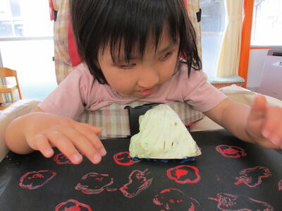 キャベツでスタンプをしました。