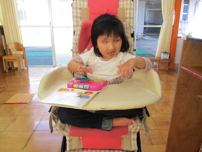 紙遊び　ビリビリ　ポイ！