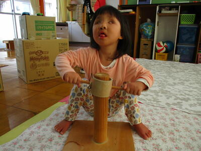 バランスをとって両手を使います。すごいね！