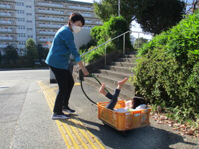 かご電車のお散歩。坂道楽しい～！