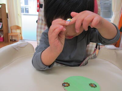 シールが手からとれなーい！