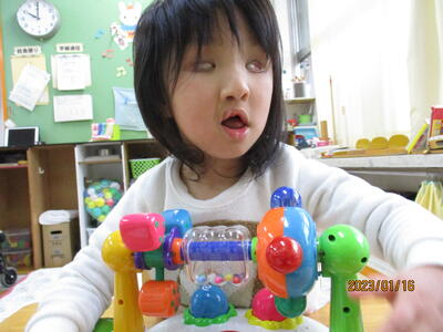 両手を使って、回せるよ。