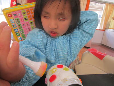 絵具でスタンプを押しました。