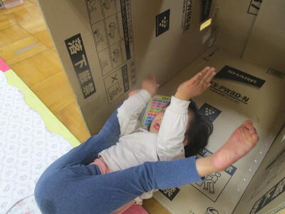 久しぶりの段ボールあそび！