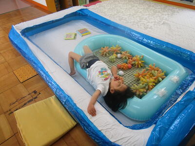 新しいプール、広いよ！