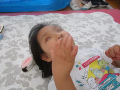 頭の下で「こんにちは！」