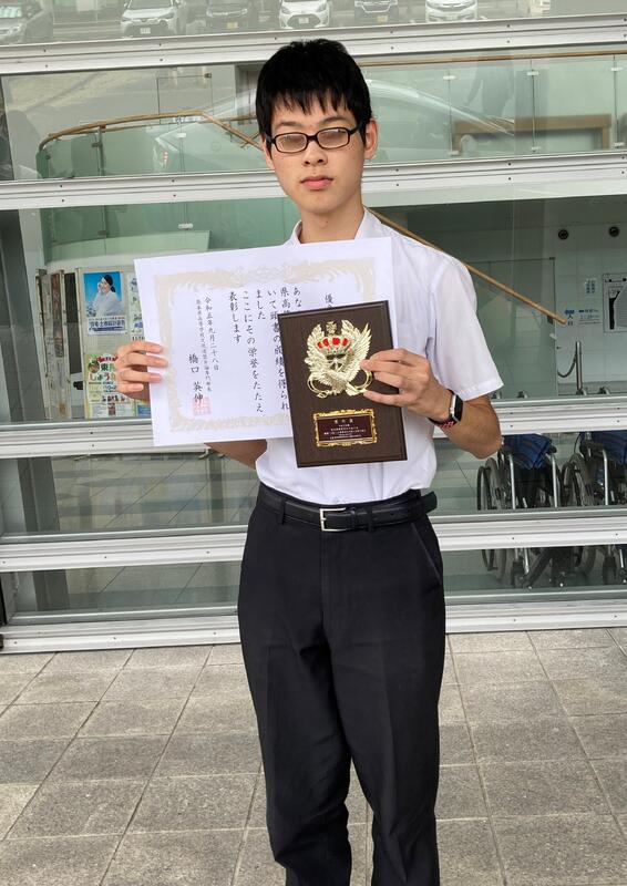 鏡文化センター前で