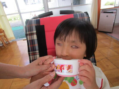 両手を使って、コップでゴクン！