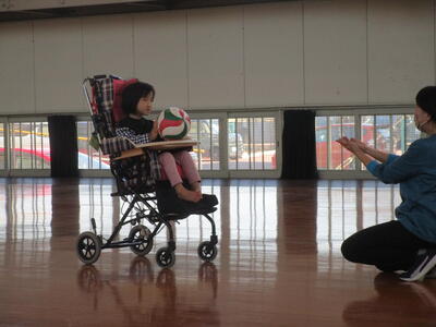 体育館をビューって走ったよ！