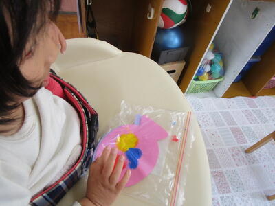 絵具をペタペタして広げました！