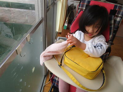 まず、タオルに指をかけて‼