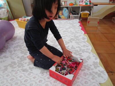 毛糸を混ぜ混ぜ！