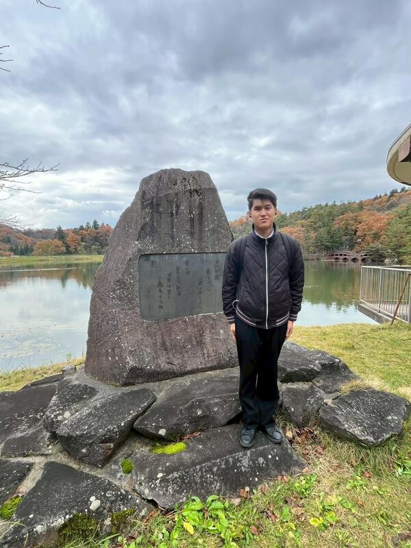 石碑の前で