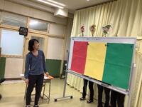 先生方が児童の前で劇をしている様子です。