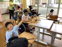 帰りの会で今日の出来事を発表している様子です。