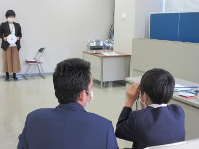 小学生　視覚補助具の練習の様子（八代地域）