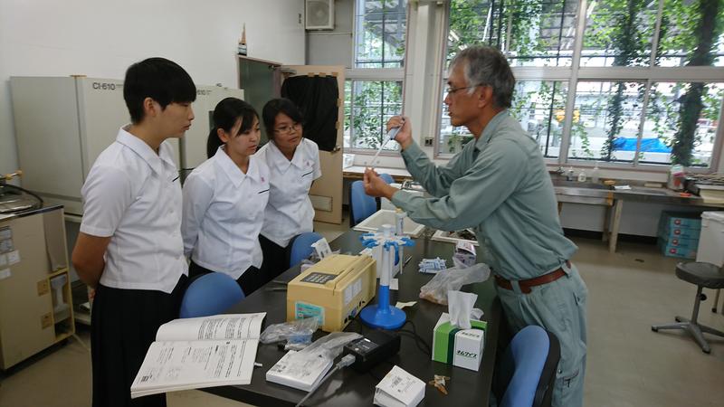 説明を受ける生徒たち