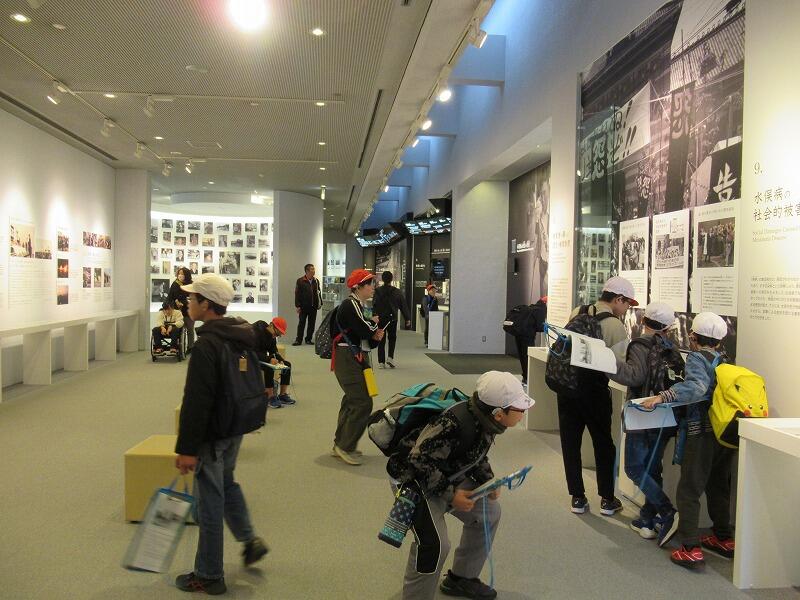 水俣病資料館を見学している様子
