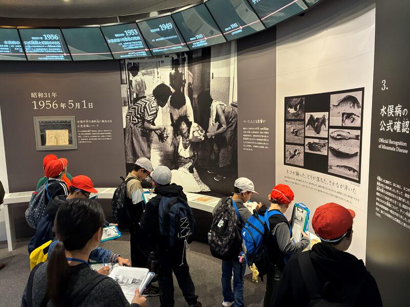 水俣病資料館を見学している様子