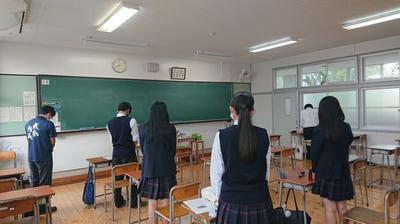 ２年生　黙祷の様子