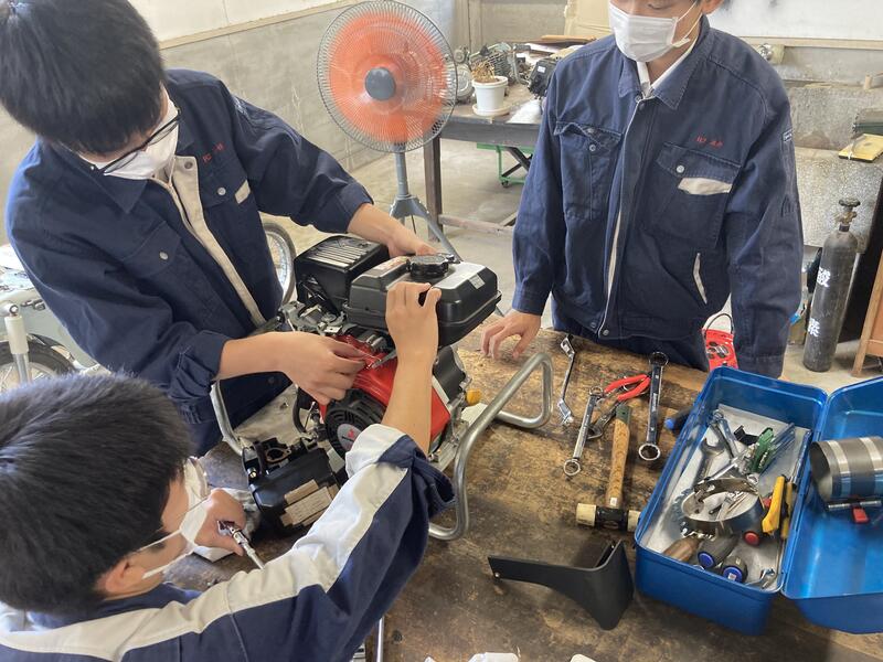 電子機械科ではエンジンの構造を学べます。