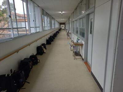 試験中の廊下。不正行為のないようにカバン（携帯電話は電源オフでカバンの中）は廊下に並べます。