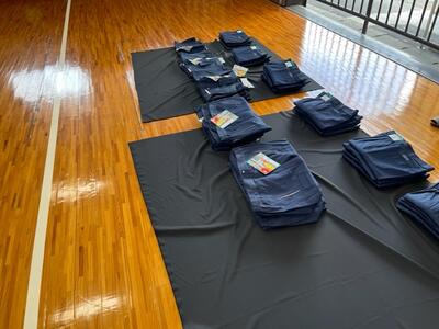 剣道場に並べられた実習服その１