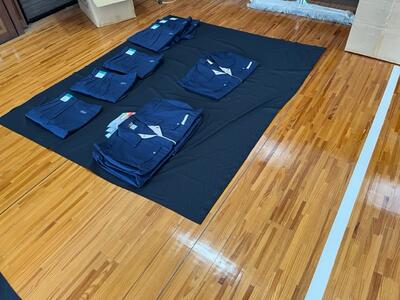 剣道場に並べられた実習服その２