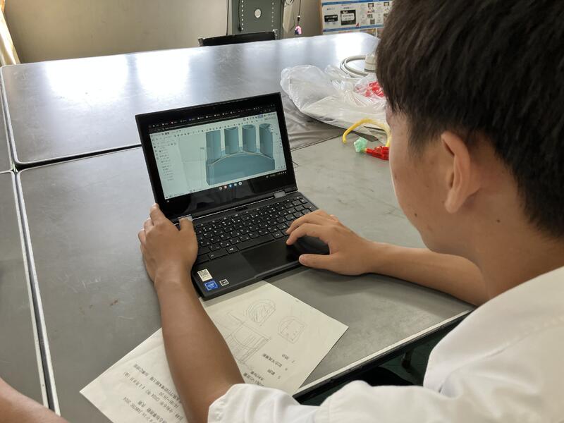 部品は３Ｄキャドを使って設計