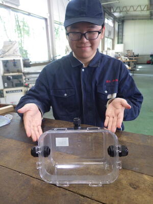 黒い部分がケーブルグランドです