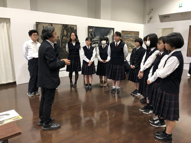 説明を聞く生徒たち