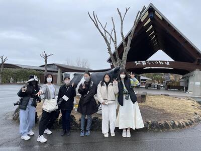 ミルク牧場の前で
