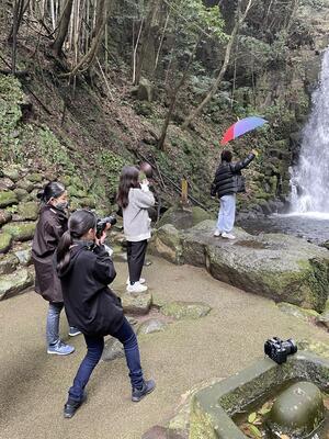 白糸の滝をバックに