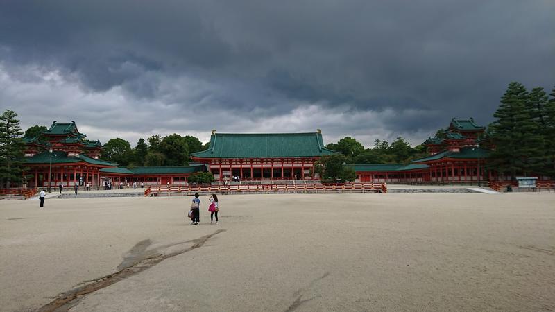 会場横の平安神宮