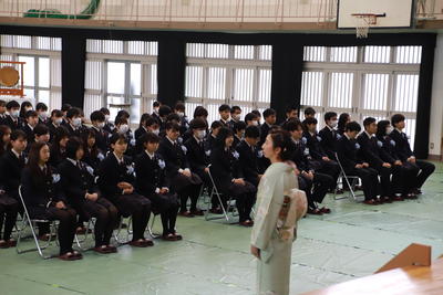 卒業生と今田学年主任