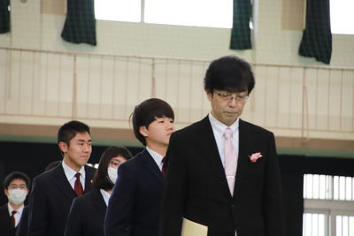 國生先生　退場