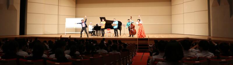 みんなも踊ります