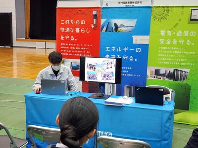 卒業生が説明してくれました