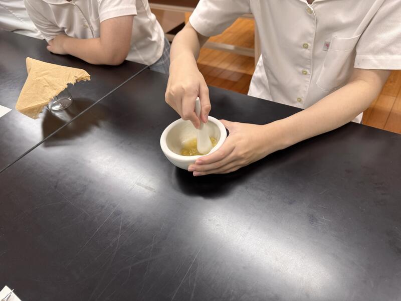 すりつぶす様子