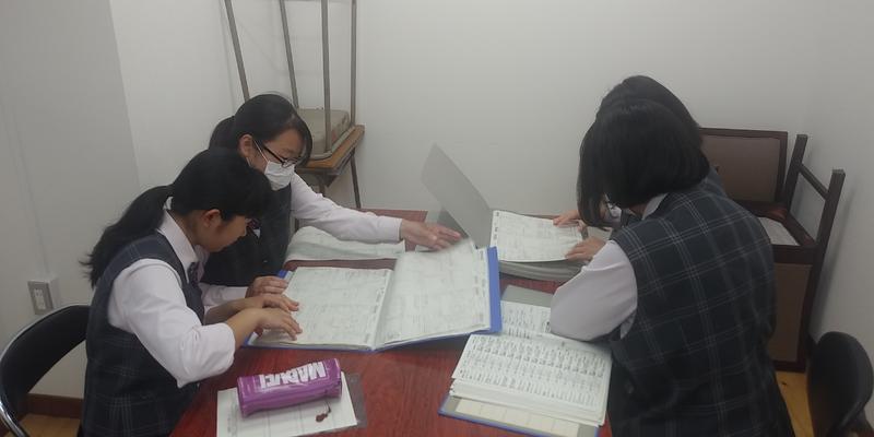 求人票を見ている三年生